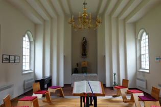 Zum Meditieren: Die locker möblierte Kapelle Theresia von Lisieux wird auch vom Kindergarten St. Marien nach dem Ausrollen der Teppiche an Festtagen zum Feiern wunderschön genutzt.