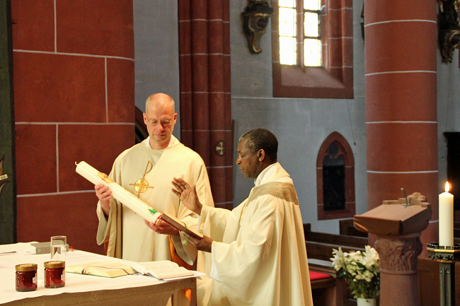 Father (Pfr.)  Thomas Msagati aus Hale segnet die Wendelinuskerze während der Pilgermesse in der Basilika St. Wendel.